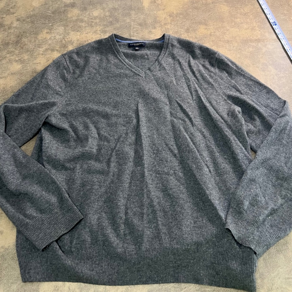 Banana Republic V-Neck Sweater Mens XL Grey 100% Cashmere Long Sleeve 691851-02